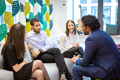 Discussion entre coll&egrave;gues